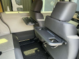 シートバックテーブル付きです。