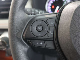 便利なステアリングスイッチ付きでナビに目をやらなくても音量調整等が可能です。