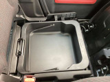 助手席のシート下には、収納BOXが付いています。