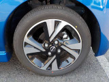 純正15インチアルミホイールに、165/55R15タイヤを装着しております。