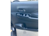 全席パワーウィンドウとなっています。運転席はオートになっているのでワンタッチ開閉することが出来ます。