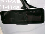 インテリジェント・ルームミラー。ルームミラーに、リヤカメラの車両後方映像を表示。世界初の新技術で、荷物や人で見えづらかった後方視界がクリアに!
