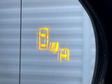 【ブラインドスポットモニター】走行中、ドアミラーの死角になりやすい箇所に後続車が接近するとサイドミラーのレンズに警告を表示!ドライバーに注意喚起をしてくれます。