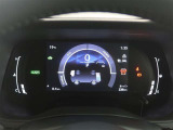 とっても見やすいメーターです。夜間時はラグジュアリーな気分にさせてくれる照明が魅力ですので、夜のドライブも楽しみになりますよ♪