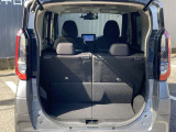後部座席に座れる状態でも荷室はこれだけの広さがあるのでお出かけやお買い物にも重宝します。ついつい買い物しすぎても安心ですね♪