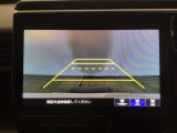 【バックカメラ】運転が苦手な方も車庫入れラクラクです!ギアをリバースに入れれば自動的に切り換わりますので、面倒な操作は不要です♪狭い駐車場もお車を傷つけず安心ですね!