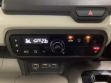 セレクトレバーの左上にプラズマクラスター付き・オートエアコンがついてますので簡単操作で快適に過ごせます。シートヒータースイッチ内蔵で運転席用に2段階で温度設定ができます。