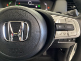ハンドルにHondaセンシング系のクルーズコントロールやレーンキープアシストなどの操作スイッチが装備されています。ハンドルから手を離さず安全に操作できます。