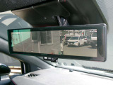 インテリジェントルームミラー、後方がカメラの映像で見れるので視界くっきり、車内に障害物があっても関係ありません。普通のバックミラーとも切りかえが出来ます。