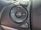ステアリングから手を離さず操作できるオーディオスイッチを装備しています。