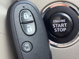 【キーレススタートシステム】カバンやポケットに入れたままでもドアの施錠・解錠が可能なスマートキーを装備。エンジンのオン・オフ時もカギを取り出す必要が無いからとっても便利です♪