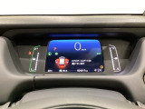 デジタル表示のスピードメーターとタコメーター、燃費やオドメーターなどの表示の他に、ホンダセンシング機能などの表示もできる多機能なマルチインフォメーション・ディスプレイです。