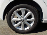 純正14インチアルミホイールに、155/65R14タイヤを装着しております。