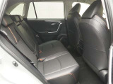 後部座席の様子です。シート素材は合成皮革を使用しています。
