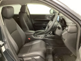 広い足元にゆったり座れるシートには肘掛けも装備しており長距離の運転でも疲れにくくなってます。女性でも運転がしやすいように、シートの高さ調整機能(シートリフター)がついています。