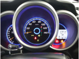 とっても見やすいメーターです。夜間時はラグジュアリーな気分にさせてくれる照明が魅力ですので、夜のドライブも楽しみになりますよ♪