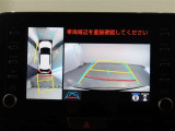 パノラミックビューモニター付きです。車両を上から見たような映像をモニター画面に表示。運転席からの目視では見にくい、車両周辺の状況をリアルタイムでしっかり確認できます。