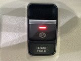 セレクトレバーの右に電子制御パーキングブレーキがあります。スイッチひとつで、停車した地点の傾斜などをシステムが検知・判断してブレーキ力を自動的に最適制御し、しっかり停車できるパーキングシステムです。
