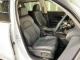 運転席はパワーシート付です。細かな動きでドライビングポジションを確保できます。
