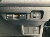 ハンドルの右側にETC2.0がついています。高速道路の料金所の通過も楽々です!。 カードの取り出しもしやすい場所についています。