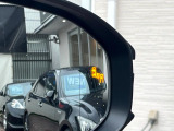 【ブラインドスポットモニター】走行中、ドアミラーの死角になりやすい箇所に後続車が接近するとサイドミラーのレンズに警告を表示!ドライバーに注意喚起をしてくれます。
