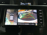 全周囲の画像が表示されます。 運転席から見づらい個所なども、上空から見たような映像で確認できます。  映像の切替もでき、後方確認だけでなく大変便利な機能です。