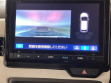 【バックカメラ】運転が苦手な方も車庫入れラクラクです!ギアをリバースに入れれば自動的に切り換わりますので、面倒な操作は不要です♪狭い駐車場もお車を傷つけず安心ですね!