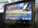 安心して車庫入れができる、リバース連動リアカメラが装着されております。狭い駐車場はもちろん、雨の日や夜間でもストレスなく運転して頂けます。