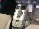 シンプルでとても使いやすいフロアシフトに、パーキングブレーキは電子制御パーキングブレーキです。