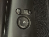 【電動格納ミラー】運転席のスイッチで、ドアミラーの開閉や角度の調整ができます。