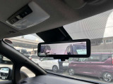 リアのカメラの画像を表示する『スマートルームミラー』で荷物いっぱいでも後部が見えます。 ディーラーオプション「前ドラレコ」も装備