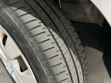 ホイールの状態やタイヤ溝の残り具合は、安全性や維持費にも関わる重要なポイントです。写真にて現状をご確認いただけますが、気になる点や詳細については、お気軽にお問い合わせください。