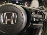 ハンドルにHondaセンシング系のクルーズコントロールやレーンキープアシストなどのスイッチが装備されています。ハンドルから手を離さず安全に操作できます。
