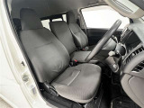 前席は3人掛け!運転席シート表皮にへたりがあります。