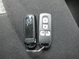 スマートキー付。キーを取り出さなくてもドアロックの施錠・開錠、エンジンの始動が出来ます。雨の日や荷物の多い日にとても便利ですね。