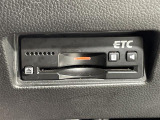 【ETC】有料道路を利用する際に料金所で停止することなく通過できる、ETC車載器(ノンストップ自動料金収受システム機器)が装備されています。セットアップを行うことで利用可能になります。