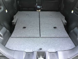 後部座席を倒すとかなりの広さがあり大きな荷物もラクラク積めますよ!