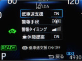 レーンディパーチャーアラートとは車線、又は走路からの逸脱の可能性を警告すると共に、車線、又は走路からの逸脱を避けるためのハンドル操作の一部を支援する機能です。詳細は販売店スタッフまでお尋ね下さい。