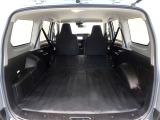 セカンドシートを倒した状態です。荷室スペースが広がります。