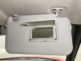 【運転席サンバイザー】鏡が付いているのでメイク直しなどにも便利★