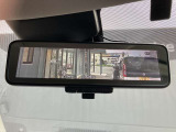 スマートルームミラー 後席に人が乗ってるときルームミラーが見えにくかったり、雨の日や夜間など後方確認がしにくいときにカメラオンで後方視界すっきり。 オフにすれば通常のミラーとしても使えます。