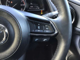 レーダークルーズコントロールを装備。アクセルやブレーキを操作しなくても、自動で先行車との車間距離を保ち追従走行できます。長距離や高速道路を運転する際に、ドライバーへの負担を軽減します。