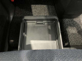 助手席下にも収納スペースあります☆コンパクトなのにたくさん収納があって助かります☆車検証を入れてる方も多い収納スペースです☆
