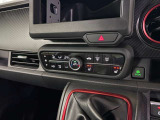 車内の温度を快適に調整するオートエアコンが装備されております。
