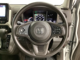 ハンドルにHondaセンシング系のクルーズコントロールやレーンキープアシストなどのスイッチと、オーディオの操作スイッチが装備されています。ハンドルから手を離さず安全に操作できます。