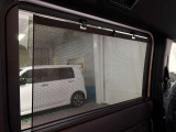 ロールサンシェード付きで後部座席にも優しい装備です。