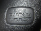 サイドカーテンエアバックシステムは、側面衝突時に大人から子供までさまざまな体格の乗員の頭部や頚部を広範囲で保護。特にセンターピラーへの頭部衝突を防ぐ展開性能を実現しています。