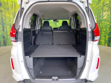 ラゲッジルームは、大容量のスペースを確保。普段のお買い物からレジャーまで、幅広く活躍してくれます!また、リアシートを倒すことでバリエーション豊かにお使いいただけます。
