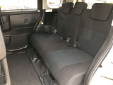 【後部座席】も当然、綺麗・清潔に仕上げております。内装の綺麗なお車は気持ちが良いですし、コンディションのいい車が多いです。オススメの1台です。
