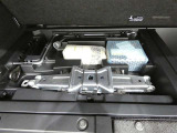 スペアタイヤレス車です。応急セットを搭載しております。